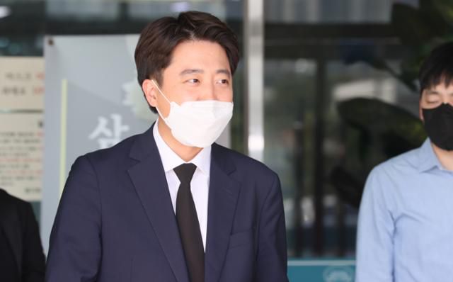 이준석 국민의힘 당대표가 22일 천안함 46용사 가운데 1명인 고(故) 정종율 해군 상사의 부인 정모씨의 빈소를 방문하고 있다. 인천=뉴스1