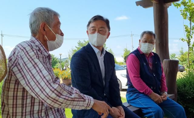 대선 예비후보 등록을 마친 최재형(가운데) 전 감사원장이 27일 접경지역인 경기 연천군 중면 두루미그린빌리지를 방문해 실향민들과 간담회를 갖고 있다. 연천=뉴시스