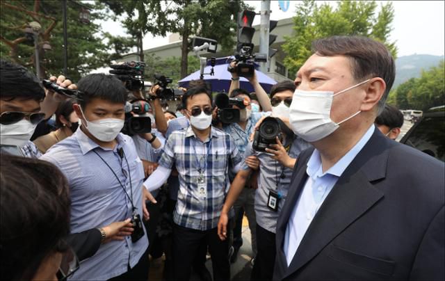 윤석열 전 검찰총장이 29일 오전 서울 종로구 청와대 앞 분수대 광장에서 드루킹 댓글 조작 사건과 관련해 문재인 대통령의 사과를 촉구하며 1인 시위를 하고 있는 정진석 국민의힘 의원을 격려 방문을 마친 뒤 떠나기 전 취재진의 질문에 답변하고 있다. 국회사진기자단