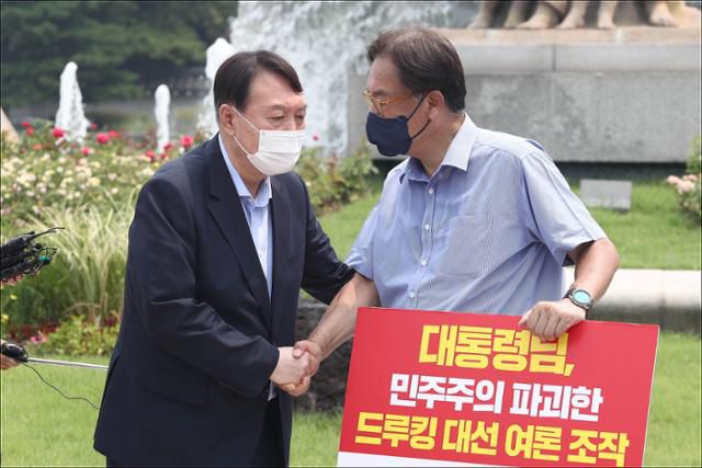 윤석열 전 검찰총장이 29일 서울 종로구 청와대 앞 분수대 광장에서 드루킹 댓글 조작 사건과 관련해 문재인 대통령의 사과를 촉구하며 1인 시위를 하고 있는 정진석 국민의힘 의원을 격려차 방문하고 있다. 국회사진기자단