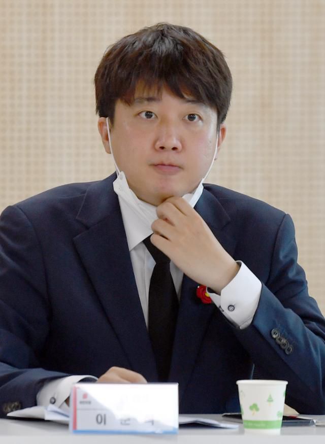 이준석 국민의힘 대표가 30일 오후 전남 순천시 순천팔마종합운동장 국민생활관 3층에서 여순사건유족회와 간담회를 하고 있는 중에 물을 마신 뒤 마스크를 다시 착용하고 있다. 순천=뉴시스