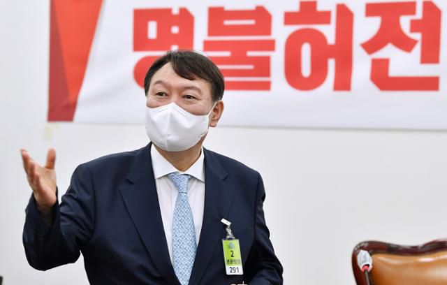 국민의힘 대선 예비후보인 윤석열 전 검찰총장이 2일 서울 여의도 국회에서 열린 국민의힘 초선 공부모임 '명불허전 보수다 시즌5' 초청 강연에 참석해 발언하고 있다. 뉴시스