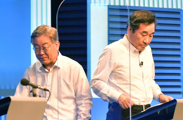 이재명, 이낙연 더불어민주당 대선 경선 후보가 4일 오후 서울 마포구 상암동 YTN에서 열린 본경선 2차 TV 토론회를 준비하고 있다. 뉴시스