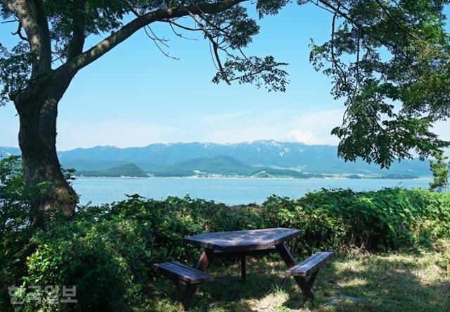 완도 일몰공원에서 보는 풍경. 바다 건너 해남 달마고도의 수려한 능선이 이어진다.