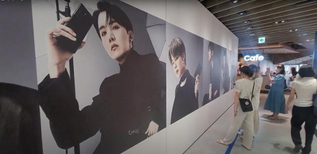 2020 도쿄올림픽 개최지인 일본 도쿄 하라주쿠에 마련된 '갤럭시 하라주쿠'에 마련된 BTS 포토월. 도쿄=김형준 기자