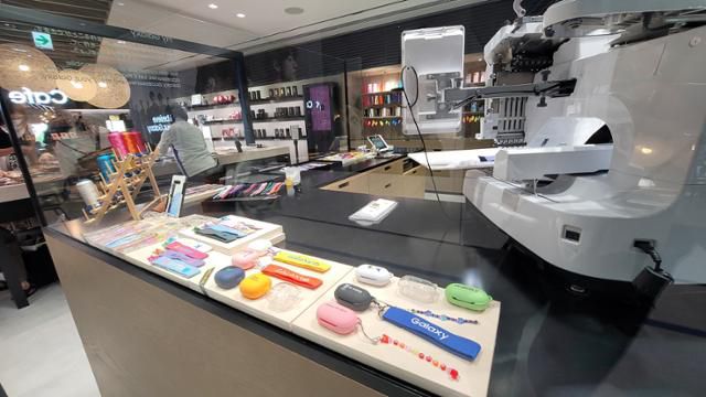 2020 도쿄올림픽 개최지인 일본 도쿄의 하라주쿠에 마련된 '갤럭시 하라주쿠' 액세서리 제작 코너. 도쿄=김형준 기자