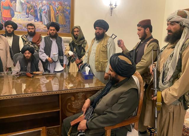 탈레반 무장대원 수십 명이 15일 아프가니스탄 수도 카불의 대통령궁을 점령하고 있다. 카불=AP 연합뉴스