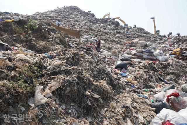 동남아 최대 쓰레기산인 인도네시아 자카르타 인근 반타르 그방 매립지에서 산허리를 따라 늘어선 굴착기들이 위로, 위로 쓰레기를 옮기고 있다. 브카시=고찬유 특파원