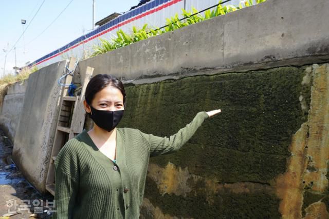 플루이트 주민 인드리씨가 바닷물 침범을 막기 위해 매년 둑을 높인 흔적을 보여 주고 있다. 자카르타=고찬유 특파원