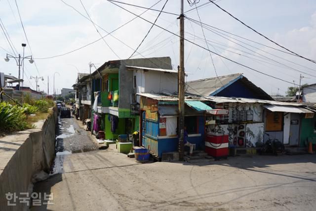 해수면 아래에 있는 북부 자카르타 플루이트 마을. 집들 앞에 바닷물 침범을 막기 위해 높이 2m가 넘는 둑을 쌓았다. 자카르타=고찬유 특파원