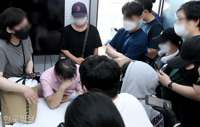 13일 오후 서울 영등포구에 위치한 결제플랫폼 회사 '머지포인트' 본사에 환불을 요구하는 가입자들이 모여 회사직원(가운데)에게 항의를 하고 있다. 왕태석 선임기자