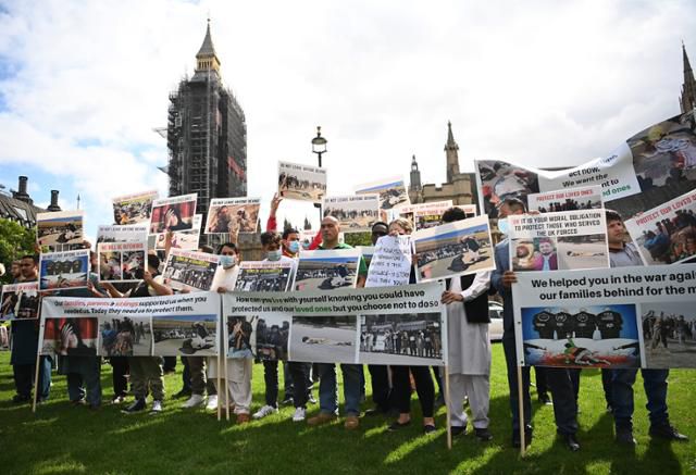 18일 영국 런던 의회 광장에서 전 아프가니스탄 통역사들이 영국군을 도운 자국민들의 대피 지원을 촉구하며 시위를 벌이고 있다. 런던=EPA 연합뉴스