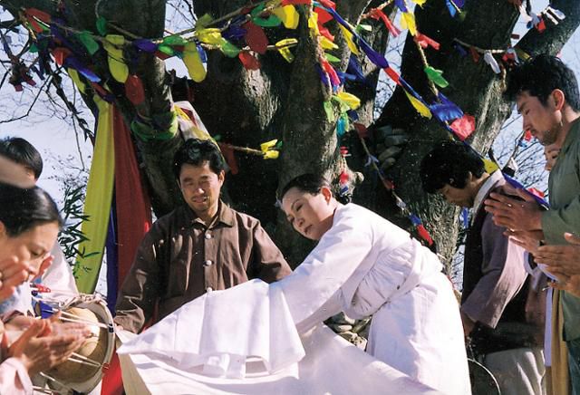 1994년 방영한 KBS 드라마 '무당'의 한 장면. 한국일보 자료사진