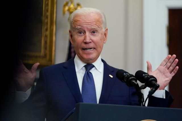 조 바이든 미국 대통령이 22일 백악관 브리핑룸에서 아프가니스탄 상황과 관련한 질의응답을 하고 있다. 워싱턴=AP 연합뉴스