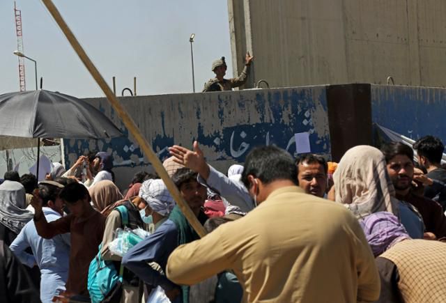 26일 아프가니스탄 카불 국제공항 인근에 현지를 탈출하려는 시민 수백명이 몰려 있다. 카불=AP 연합뉴스