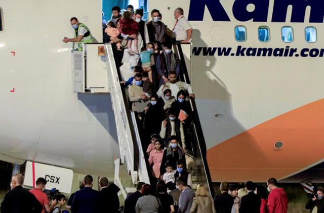 아프가니스탄을 탈출한 현지인들이 30일 북마케도니아 스코페 국제공항에 도착해 수송기에서 내리고 있다. 스코페=로이터 연합뉴스