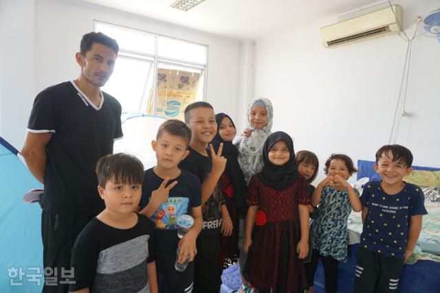 인도네시아 수도 자카르타 칼리드르스의 아프가니스탄 난민촌 아이들. 자카르타=고찬유 특파원