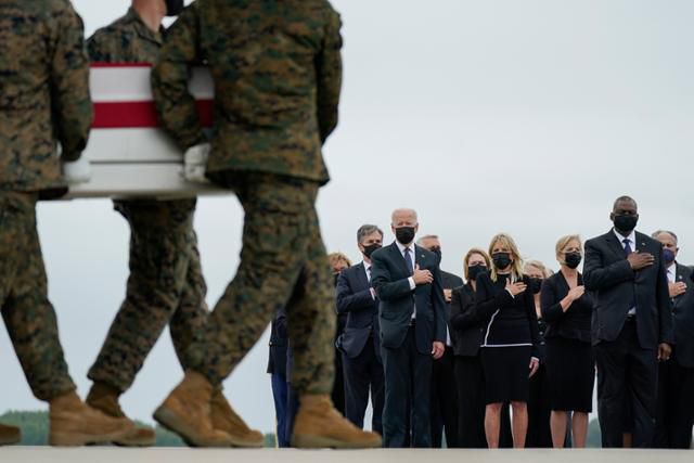 조 바이든 미국 대통령이 29일 델라웨어주 도버 공군기지에서 열린 미군 13명 유해 송환식에서 질 바이든 여사 등과 함께 전사자들에게 경의를 표하고 있다. 도버=AP 연합뉴스