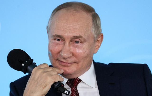 블라디미르 푸틴 러시아 대통령이 1일 극동 블라디보스토크를 방문해 청소년들과 면담하고 있다. 블라디보스토크=타스 연합뉴스