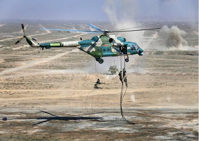 지난달 13일 중국 닝샤후이족자치구에서 실시된 중국과 러시아의 연합훈련에 참가한 양국 대원들이 중국 헬기에서 로프를 타고 내려오고 있다. 닝샤=AP 연합뉴스