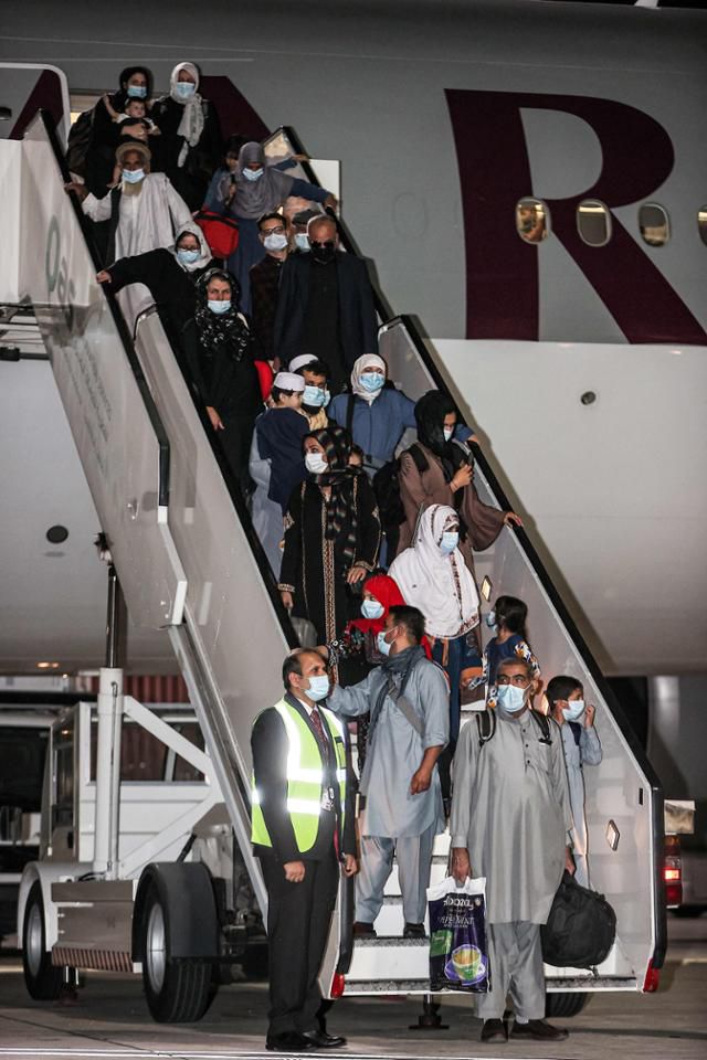 미군의 아프가니스탄 철수 후 민간 항공기를 통해 처음 대피한 미국인 등 외국인 100여 명이 9일 카타르 수도 도하의 국제공항에 도착해 비행기에서 내리고 있다. 도하=AFP 연합뉴스