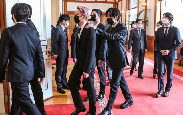 미래세대와 문화를 위한 대통령 특별사절 임명장 수여식이 14일 청와대 본관에서 열렸다. 그룹 방탄소년단(BTS) 멤버들이 임명장 수여식 뒤 문재인 대통령과의 환담을 위해 청와대 인왕실로 들어가고 있다. 왕태석 선임기자