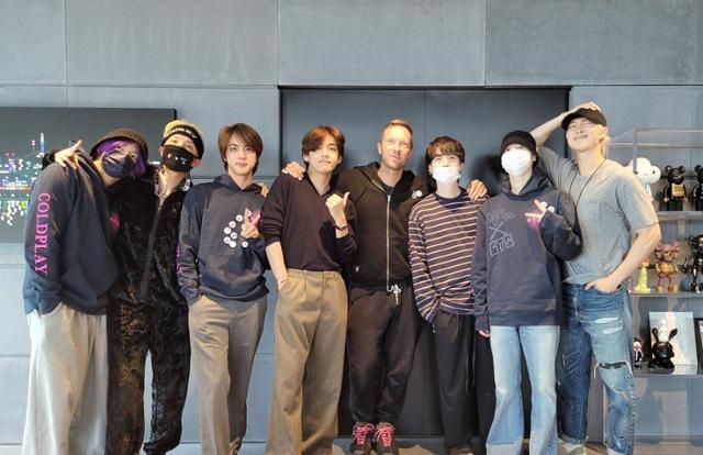 그룹 방탄소년단과 영국 록밴드 콜드플레이 멤버인 크리스 마틴(오른쪽 네 번째)이 합작을 위해 지난 4월 서울에서 만나 기념 촬영을 하고 있다. 두 그룹은 '마이 유니버스'를 함께 만들어 24일 공개한다. 방탄소년단 SNS 캡처