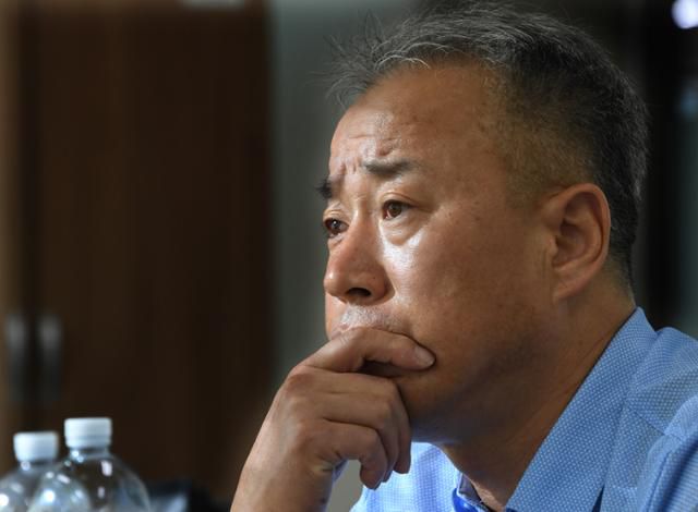 이성문 화천대유 대표가 18일 경시 성남시 화천대유 사무실에서 한국일보와 인터뷰하고 있다. 오대근 기자