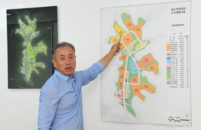 이성문 화천대유 대표가 판교대장 도시개발사업의 개발과정을 평면도를 보이며 설명하고 있다. 오대근 기자