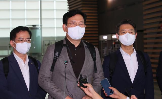 송영길 더불어민주당 대표가 19일 인천공항에서 미국으로 출국하기 전 방미 목적을 설명하고 있다. 오른쪽 부터 김영호 대표 비서실장, 송 대표, 이용빈 대변인. 연합뉴스