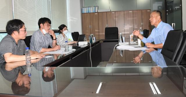 이성문 화천대유 대표가 한국일보 기자들에게 회사를 둘러싼 여러 여러 의혹에 대해 설명하고 있다. 오대근 기자