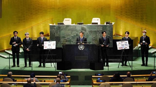 아이돌 그룹 방탄소년단(BTS)이 20일(현지시각) 뉴욕 유엔본부 총회장에서 열린 제2차 SDG Moment(지속가능발전목표 고위급회의) 개회식에서 발언하고 있다. 왼쪽부터 뷔, 슈가, 진, RM, 정국, 지민, 제이홉. 뉴욕=연합뉴스
