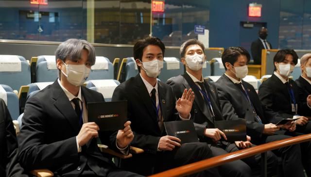 그룹 BTS(방탄소년단)이 20일(현지시각) 뉴욕 유엔본부 총회장에서 열린 제2차 SDG Moment(지속가능발전목표 고위급회의) 개회식에 참석해 있다. 왼쪽부터 뷔, 슈가, 진, RM, 정국, 지민, 제이홉. 뉴욕=연합뉴스