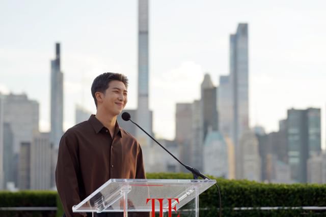 미래문화특사 자격으로 유엔 총회에 참여한 그룹 방탄소년단 리더 RM이 20일(현지시간) 미국 뉴욕 메트로폴리탄 미술관 방문 소감을 말하며 웃고 있다. 청와대 제공