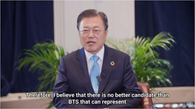 문재인 대통령이 유엔 SDG 모먼트 연설 후 별도 진행된 인터뷰에서 방탄소년단(BTS)을 청년 세대를 대표할 적임자로 소개하고 있다. 유튜브 캡처