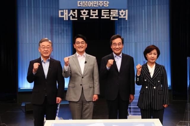 더불어민주당 대선주자들이 28일 서울 목동 SBS에서 열린 더불어민주당 제20대 대선 후보 TV토론에 참석해 기념촬영을 하고 있다. 왼쪽부터 이재명 경기지사, 박용진 의원, 이낙연 전 민주당 대표, 추미애 전 법무부 장관. 국회사진기자단