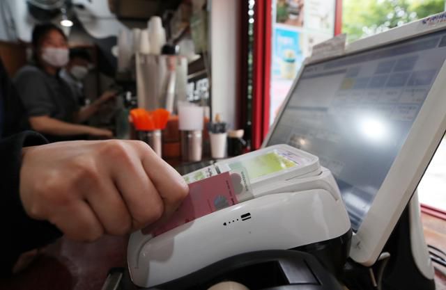 27일 서울 시내 한 커피 전문점에서 주인이 카드 결제를 하고 있다. 뉴스1