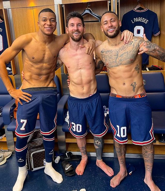 파리생제르맹의 킬리안 음바페, 리오넬 메시, 네이마르(왼쪽부터)가 29일 프랑스 파리의 파르크 데 프랭스에서 열린 유럽축구연맹 챔피언스리그 조별리그 맨체스터시티와의 경기 직후 라커룸에서 승리를 기념하고 있다. 네이마르 SNS 캡처