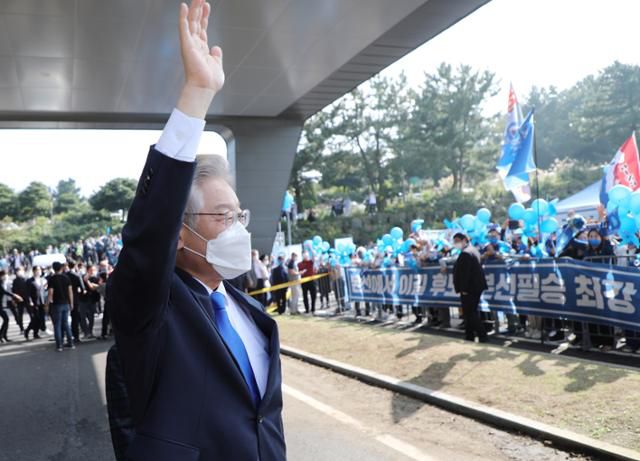 더불어민주당 이재명 대선 예비후보가 1일 더불어민주당 대선 후보 선출을 위한 제주 합동연설회가 진행되는 제주시 오등동 호텔난타에서 지지자들에게 인사하고 있다. 제주=뉴스1