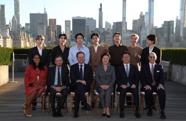 문재인 대통령과 유엔 총회 참석차 뉴욕을 방문한 김정숙 여사가 지난달 20일(현지시간) 메트로폴리탄 미술관에서 미래문화특사인 그룹 BTS(방탄소년단) 및 참석자와 한국실 개관 기념식을 마친 후 기념촬영을 하고 있다. 뉴욕=연합뉴스