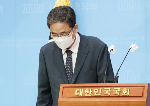 곽상도 무소속 의원이 아들의 '화천대유 퇴직금 50억원' 논란과 관련 2일 국회 소통관에서 기자회견을 열어 의원직을 사퇴한다고 밝힌 뒤 고개 숙여 인사하고 있다. 연합뉴스