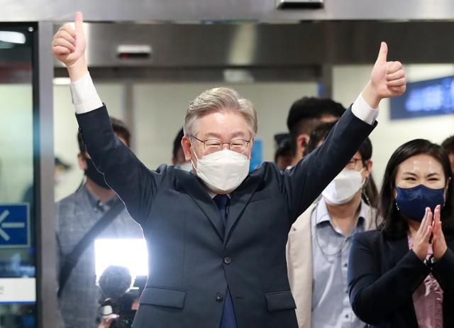 이재명 경기지사가 2일 부산항국제전시컨벤션센터(BPEX)에서 열린 더불어민주당 대선 후보 선출을 위한 부산·울산·경남 순회경선에서 득표율 55.34%로 승리한 후 두 손을 번쩍 들며 지지자들에게 인사하고 있다. 연합뉴스