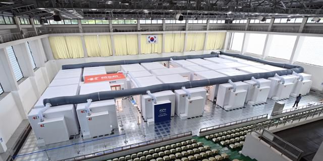 지난달 8일 경기 수원시 경기도인재개발원 실내체육관에 설치된 이동형 음압병동. 재택치료를 하던 환자가 증상이 발생하면 이곳으로 이송돼 치료를 받게 된다. 수원=뉴시스