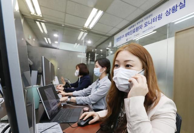 8일 서울 종로구 율곡로 서울대학교병원에 마련된 서울시·서울대학교병원 재택치료지원센터에서 상황실 직원들이 재택치료 중인 환자를 모니터링하고 있다. 뉴시스