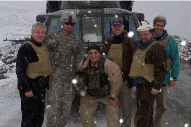 2008년 2월 20일 아프가니스탄을 방문했던 척 헤이글(맨 왼쪽) 조 바이든(왼쪽 네 번째) 존 케리(맨 오른쪽) 당시 상원의원 등의 모습. 이들은 눈보라로 조난당했다가 미군에 의해 구조됐다. 미 국무부 제공