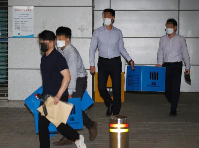 서울중앙지검 대장동 개발사업 의혹 사건 수사팀 관계자들이 지난달 29일 경기 성남도시개발공사 본부장실에 대한 압수수색을 마친 뒤 압수품들을 옮기고 있다. 성남=연합뉴스