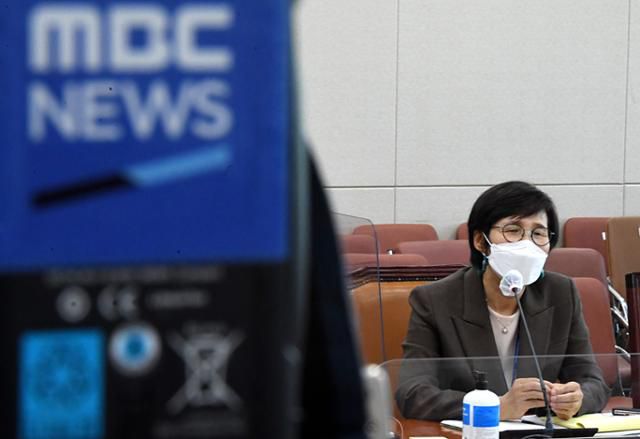 권태선 방송문화진흥회 이사장이 14일 오전 서울 여의도 국회에서 열린 과학기술정보방송통신위원회의 방송문화진흥회, 한국방송광고진흥공사 등에 대한 국정감사에서 의원들의 질의에 답변하고 있다. 국회사진기자단