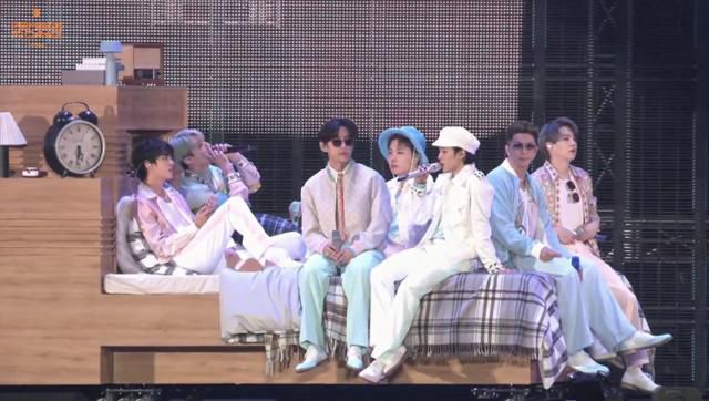 그룹 방탄소년단이 24일 온라인으로 연 공연 '퍼미션 투 댄스 온 스테이지'에서 '라이프 고스 온'을 부르고 있다. 빅히트뮤직 제공