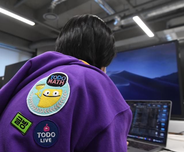 새로운 제품을 내놓을 때마다 하나씩 늘어나요. 이수인 에누마 대표가 입은 회사에서 단체로 맞춘 윗도리 어깨에 제품 패치가 붙어 있다. 배우한 기자