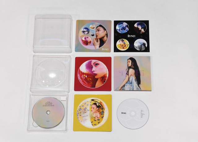 가수 이하이의 '포 온리'를 펼쳐놓았다. 구성품은 비교적 단출하지만 보통 종이 포장재를 쓰는 음반들과 달리 플라스틱을 케이스로 사용했다. 배우한 기자